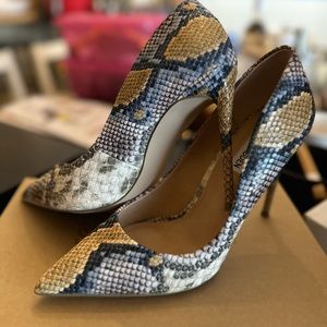 Beautiful Vala multi-snake Steve Madden print pumps size 8.5 like new